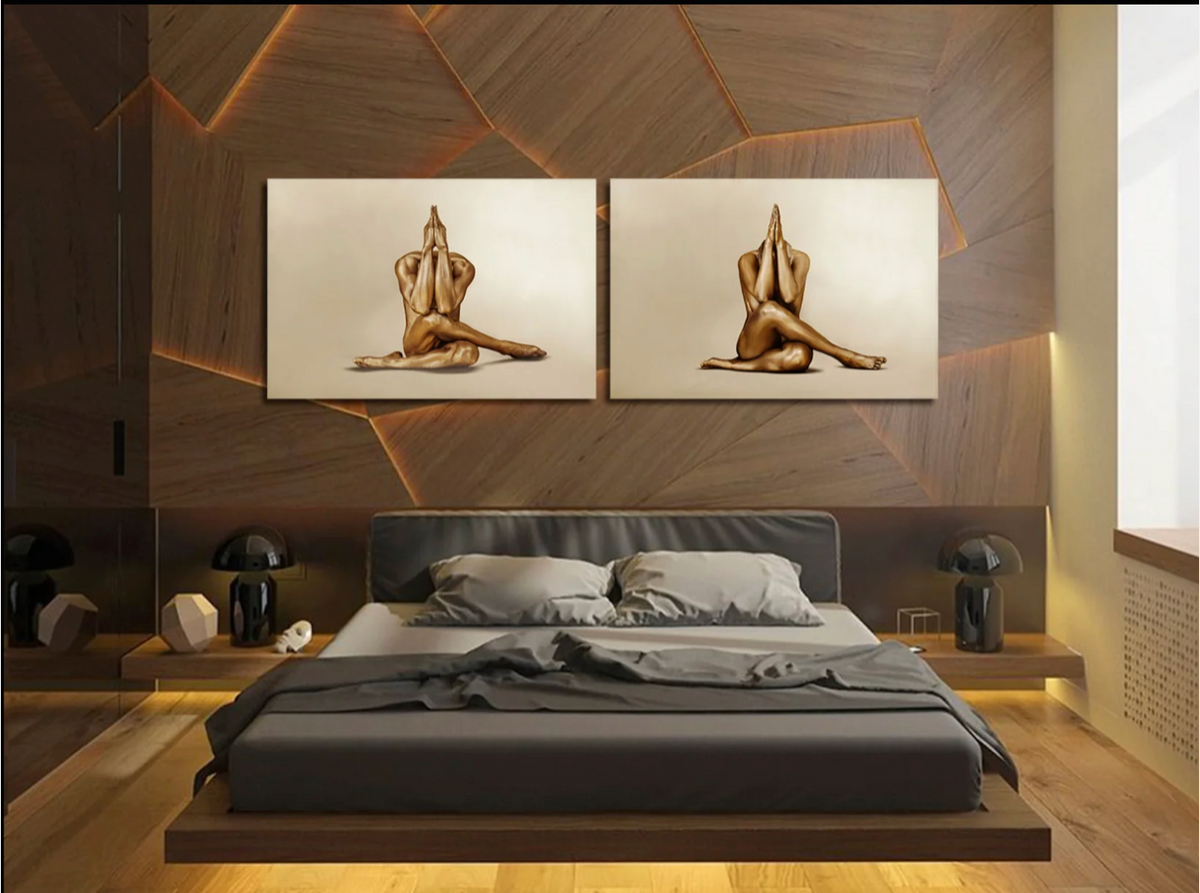 Diptyque photographique de Zack Zublena représentant deux figures recouvertes de peinture corporelle réfléchissante couleur or, exposé dans un intérieur contemporain.