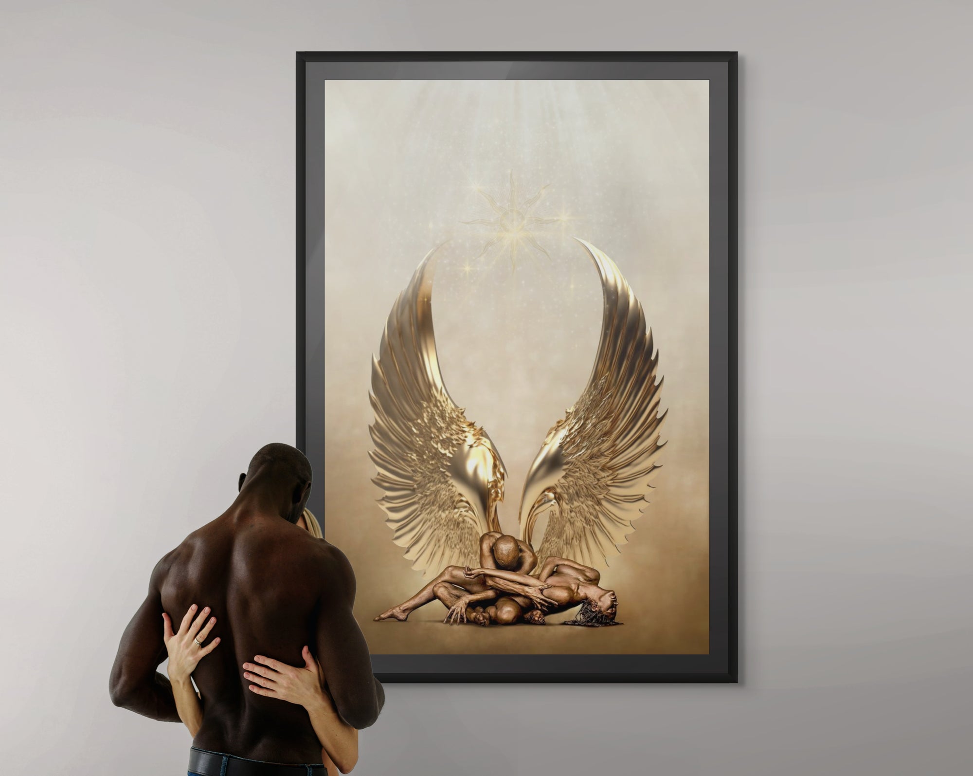 Photographie d'art d'ailes d'ange dorées embrassant deux figures entrelacées, symbolisant l'amour divin, la protection et l'ascension spirituelle. Art mural parfait pour les intérieurs de luxe, les salles de méditation ou les espaces de bien-être.
