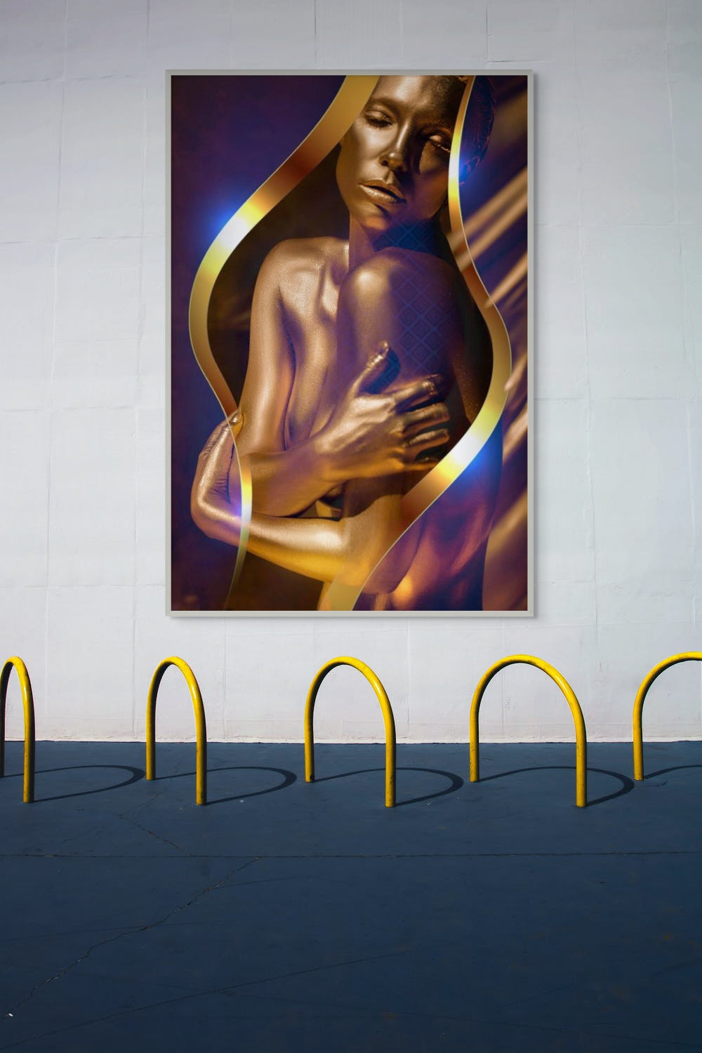 Figura femminile dorata surreale con effetto scudo astratto, fotografia d'arte nuda di lusso di Zack Zublena per interni moderni e decorazioni murali.