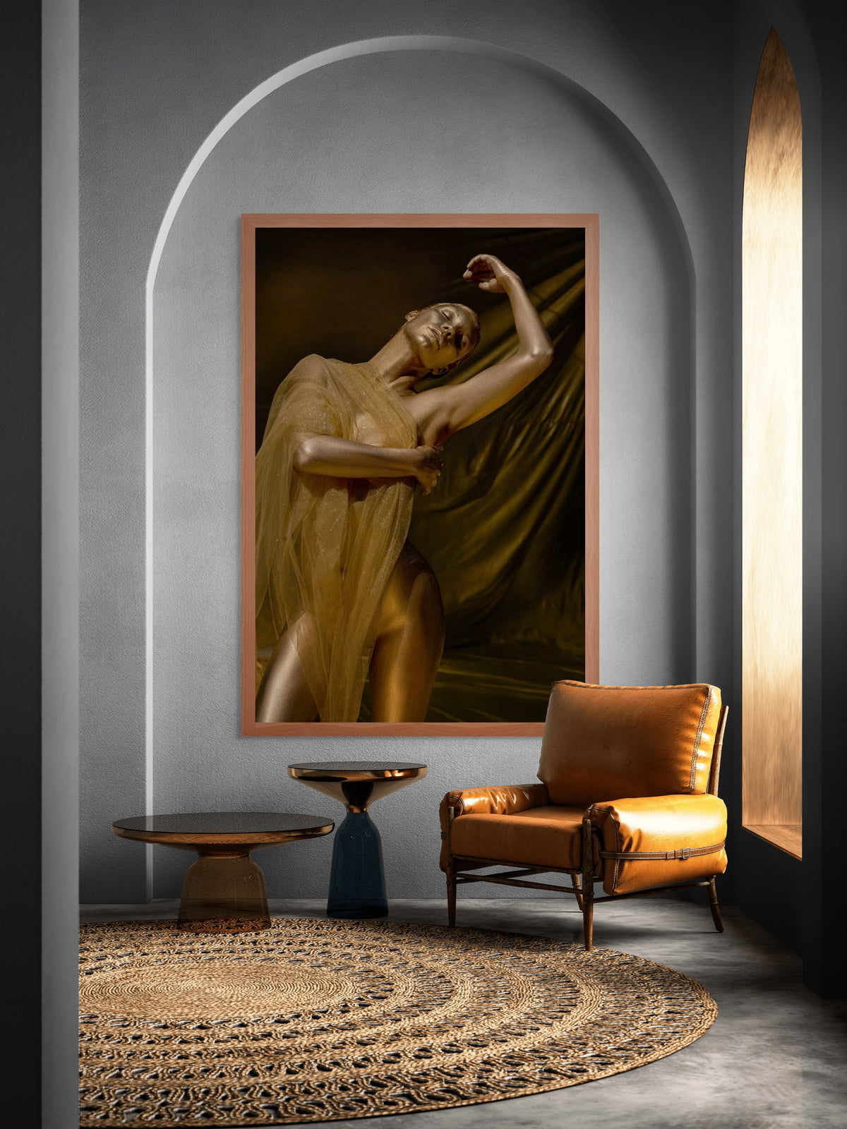 Figura pintada de dourado, envolta em tecido transparente, fazendo uma pose elegante com um braço levantado acima da cabeça. Fotografia artística que irradia elegância, graça e beleza atemporal — perfeita para interiores luxuosos e espaços de bem-estar.