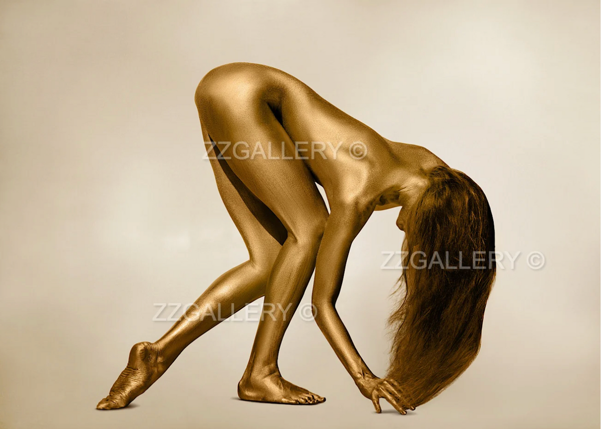 Figura feminina pintada de dourado em pose escultural com cabelos esvoaçantes, decoração de parede de belas artes adequada para hotéis de luxo, spas, espaços de bem-estar e interiores contemporâneos.