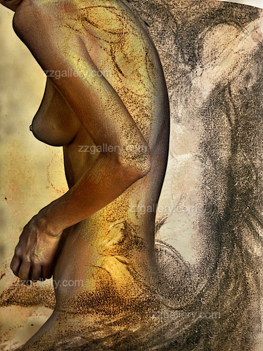 Figura dorata ispirata al Rinascimento italiano, con sfondo artistico strutturato: fotografia d'arte di Zack Zublena.